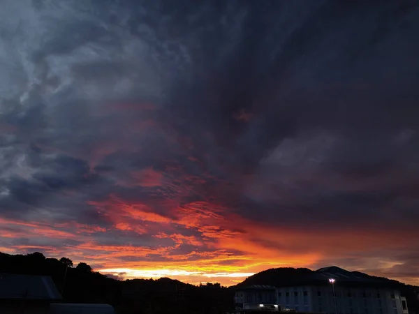 Farbenfroher Sonnenuntergang Mit Regenwolke Vor Regen Abend Dämmerhimmel — Stockfoto