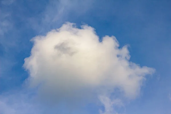 Gyönyörű Kék Fehér Felhők Nyári Háttérben — Stock Fotó