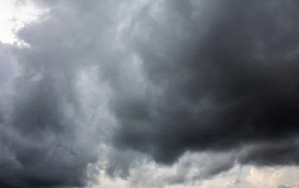 Sötét Drámai Fekete Felhő Eső Előtt — Stock Fotó