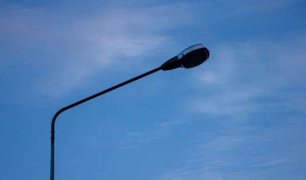 Uma Luz Rua Solitária Céu Azul — Fotografia de Stock