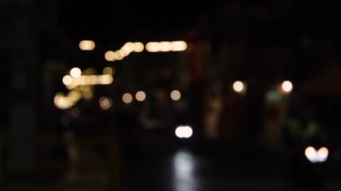 Sikişmeden güzel, ışıltılı dairesel şekil ya da caddede araba ve şehir ışığı bulanık bokeh. Odaklanamayan gece lambası. Soyut kavram