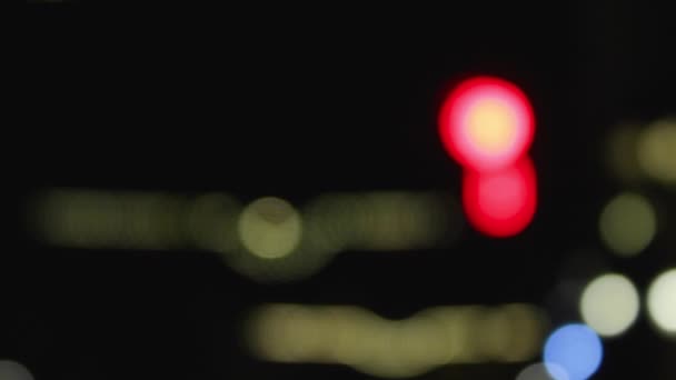交通信号を赤信号でカウントダウンし夜間に街を移動する車のグリーンライトを — ストック動画