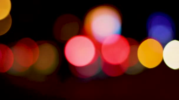 Defocus Błyszczące Światła Nocy Miasta Ulicy Samochód Czeka Sygnalizację Świetlną — Wideo stockowe