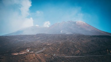 İtalya, Sicilya 'da Etna Dağı volkan kraterinin kenarındaki insanlar.