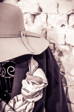 mağazada bir askı üzerinde ceket