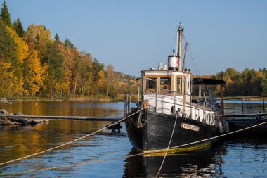 Ladoga Gölü 'nde küçük bir gemi. Karelya