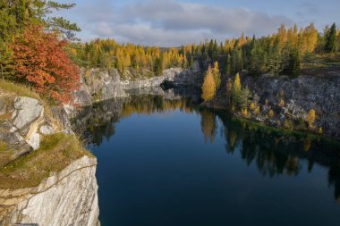 Ruskeala Ormanı Karelian Gölü