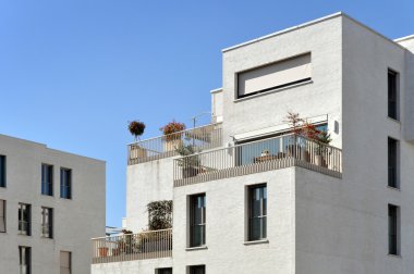 Beyaz konut Balkonlu