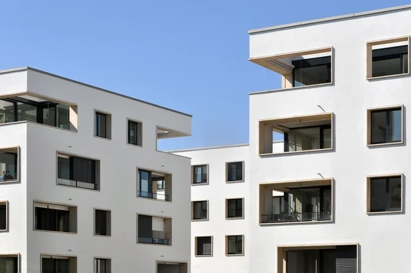 Edificios residenciales blancos con balcones — Foto de Stock