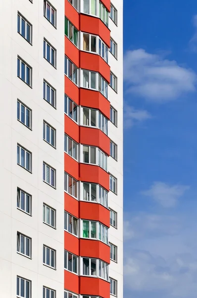 Edifício residencial moderno de vários andares — Fotografia de Stock