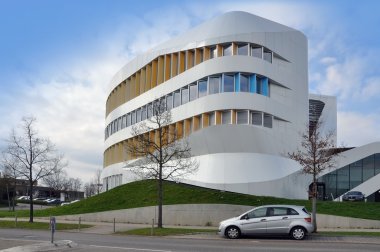 Modern beyaz farklı renkler döndürülmüş windows ile bina.