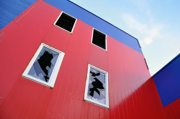 Rode verlaten gebouw — Stockfoto