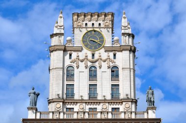 Klasik saatiyle binada