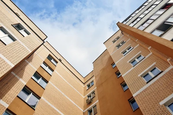 Moderno edifício de apartamentos de vários andares — Fotografia de Stock