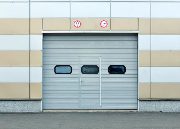 Portões de garagem modernos — Fotografia de Stock