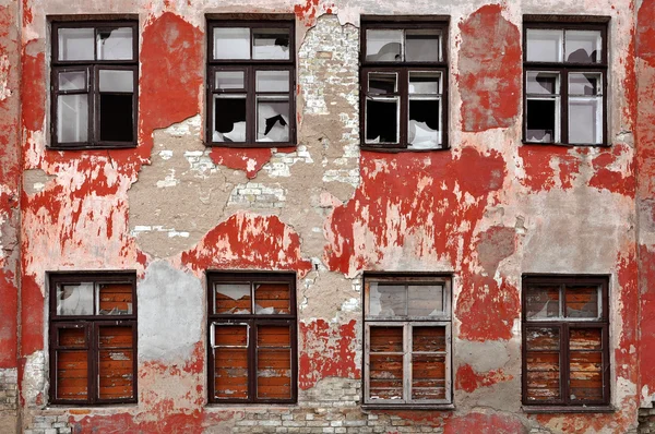 Фасад разрушенного дома — стоковое фото