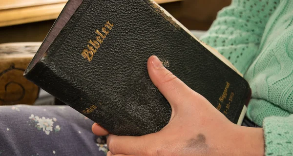 Holding holy book — Stock Photo, Image