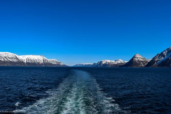 Nave da crociera in partenza da un fiordo in Norvegia — Foto Stock