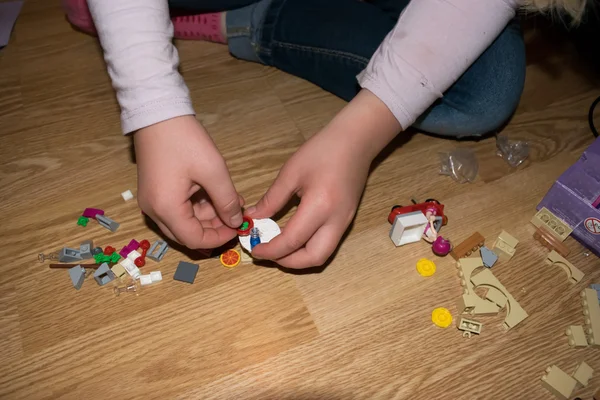 Kinderen bouwen met blokken — Stockfoto