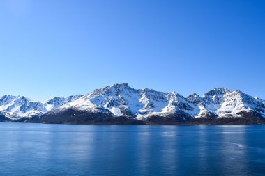 Norveç Dağları denizden gördün. Kuzey Kutup dairesi üzerinde.