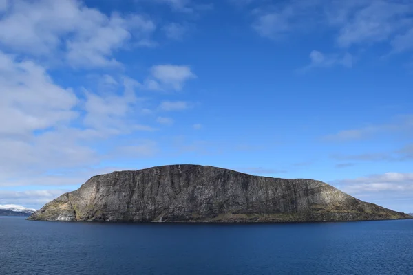 Montañas noruegas vistas desde el mar. Por encima del Círculo Polar Ártico . —  Fotos de Stock