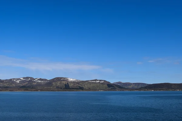 Montañas noruegas vistas desde el mar. Por encima del Círculo Polar Ártico . — Foto de Stock