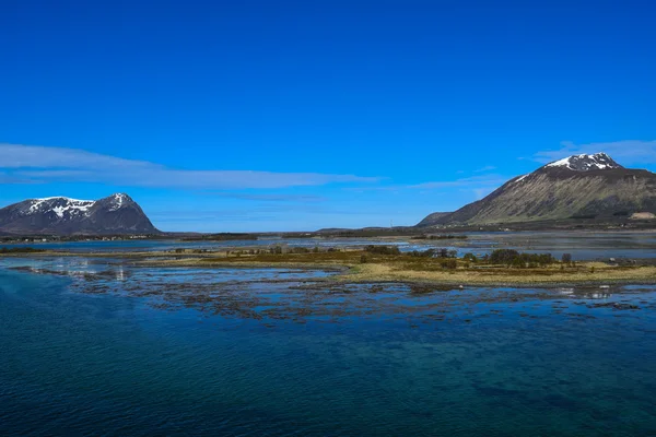 Montañas noruegas vistas desde el mar. Por encima del Círculo Polar Ártico . — Foto de Stock