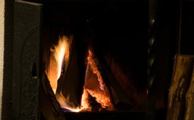 Şömine ev yanan odun içinde