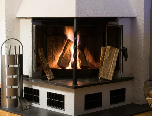 Fireplace inside home burning wood — Stock Photo, Image