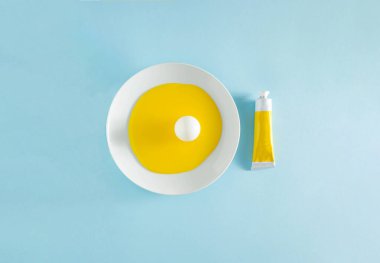 Sanatsal ters yumurta, sarı yumurta beyazı ve pastel mavi arka planda beyaz bir tabakta beyaz yumurta sarısı. Asgari konsept.