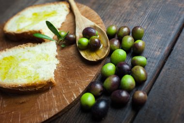 Zeytinyağı ve ekmek