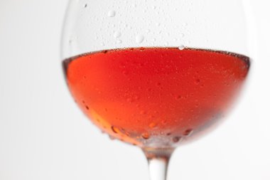 Beyaz arka plan üzerinde taze Şarap kadehi