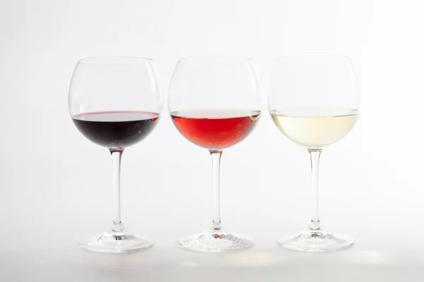 Bicchieri di vino su sfondo bianco — Foto Stock