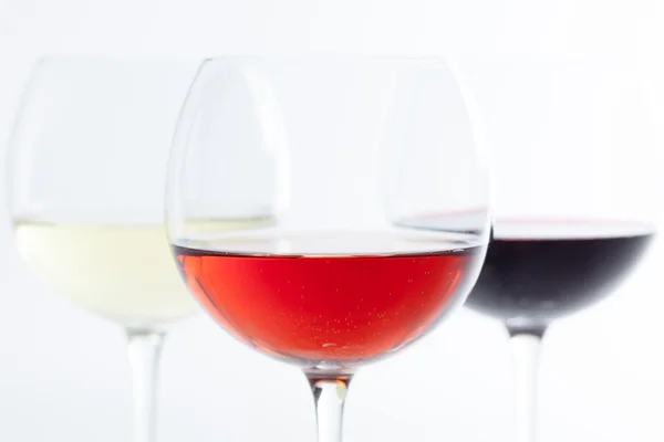 Copas de vino sobre fondo blanco — Foto de Stock