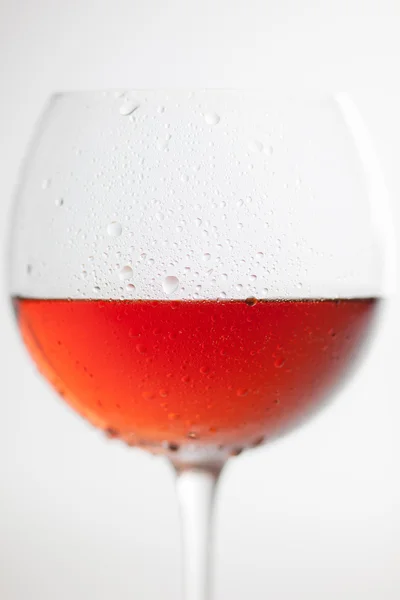 Bicchiere di vino fresco su sfondo bianco — Foto Stock