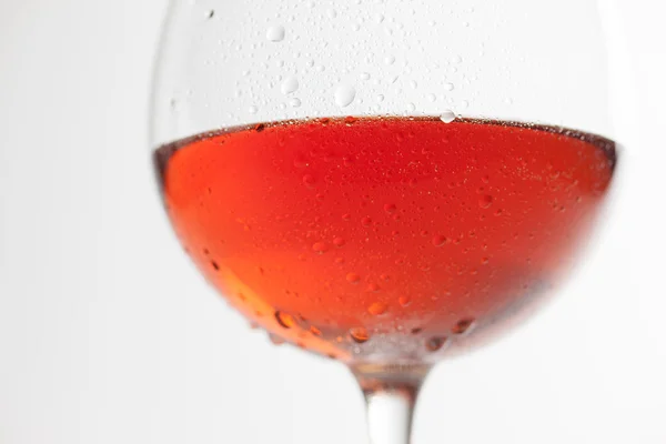 Copa de vino fresco sobre fondo blanco — Foto de Stock