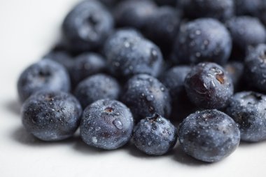 Beyaz arka planda bueberries