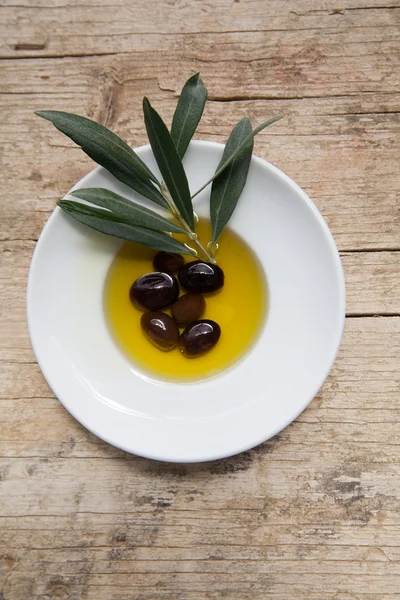 Huile d'olive et olives — Photo