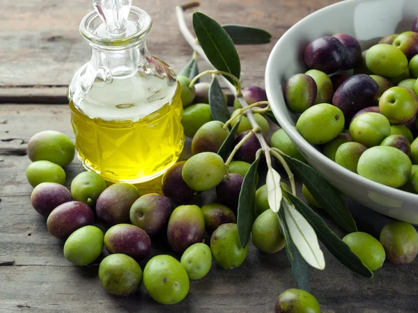 Оливки і масло — стокове фото