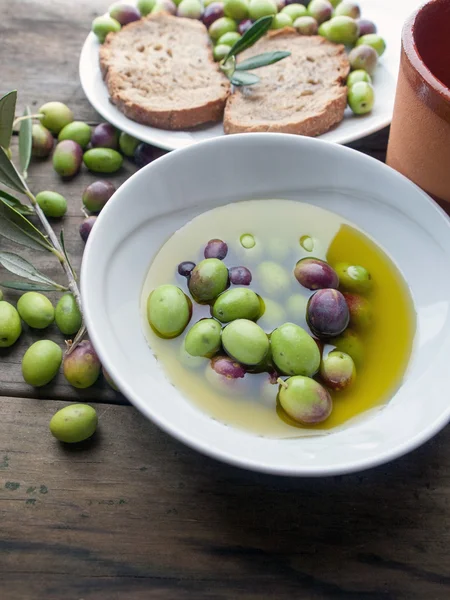 Оливкова олія і хліб — стокове фото