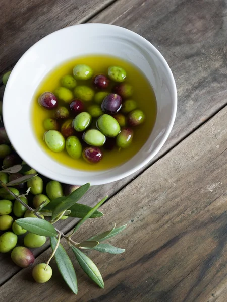 Оливки і масло — стокове фото