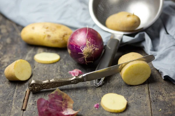 Kartoffeln und Zwiebeln auf Holz — Stockfoto