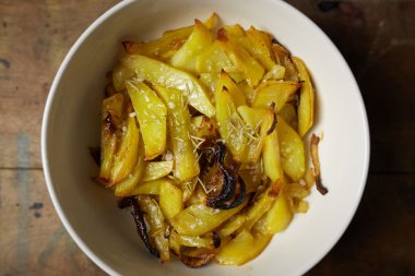 rustik yedeklenmiş patates