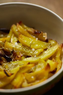 rustik yedeklenmiş patates