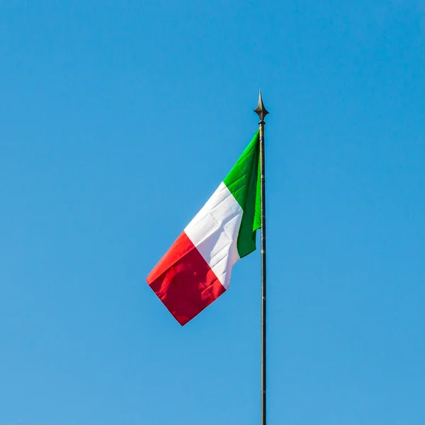 青い空の前にイタリアの旗 — ストック写真