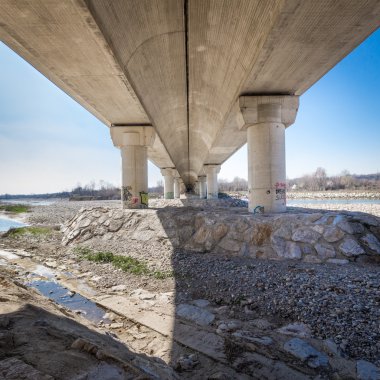 Eski beton köprü yapı altında