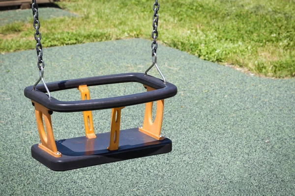 Empty chain swing in playground — Stock Photo, Image