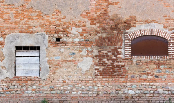 Parede de edifício abandonado com tijolo vermelho e a vitória embarcada — Fotografia de Stock