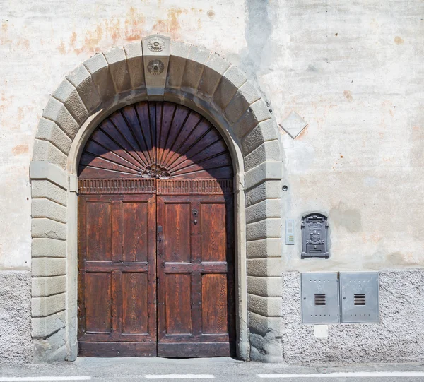 Antigo decorado portal de madeira de porta dupla — Fotografia de Stock