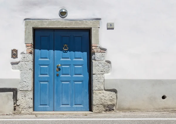 Porta dianteira de madeira azul para a casa na Itália — Fotografia de Stock